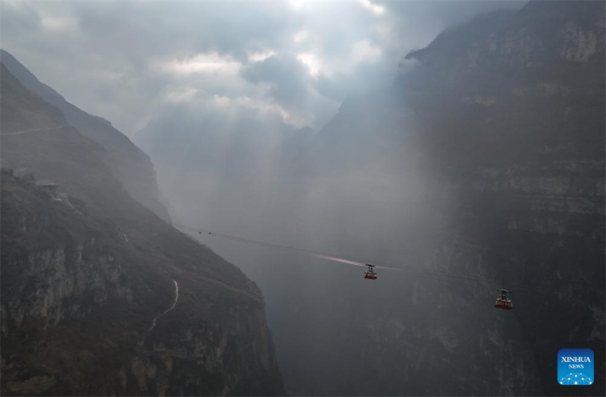 Deputado da Assembleia Popular Nacional lidera revitalização rural em vila próxima de penhasco