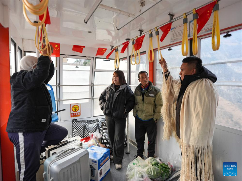 Deputado da Assembleia Popular Nacional lidera revitalização rural em vila próxima de penhasco