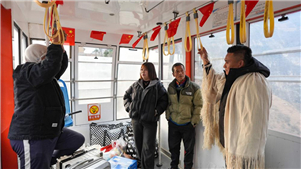 Deputado da Assembleia Popular Nacional lidera revitalização rural em vila próxima de penhascoNos últimos anos, Zheng Wangchun liderou os moradores no desenvolvimento de um novo modelo de desenvolvimento integrado nas áreas de agricultura, cultura e turismo, revitalizando esta vila da etnia Yi.