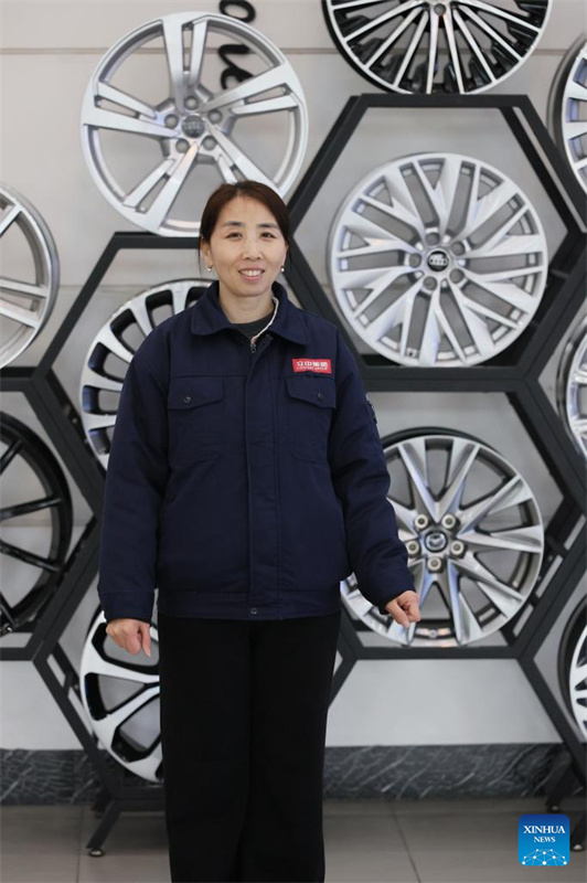 Deputada da Assembleia Popular Nacional transmite vozes da indústria a partir da base