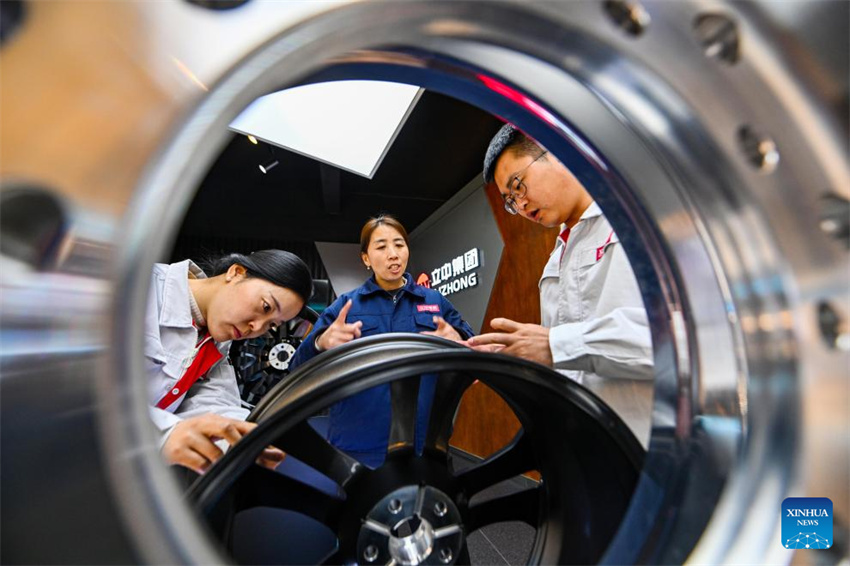 Deputada da Assembleia Popular Nacional transmite vozes da indústria a partir da base