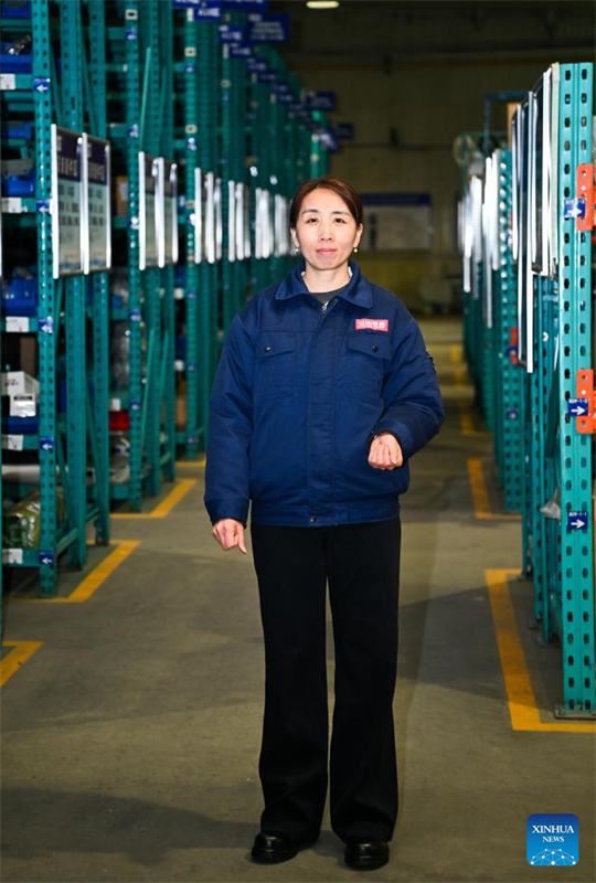 Deputada da Assembleia Popular Nacional transmite vozes da indústria a partir da base