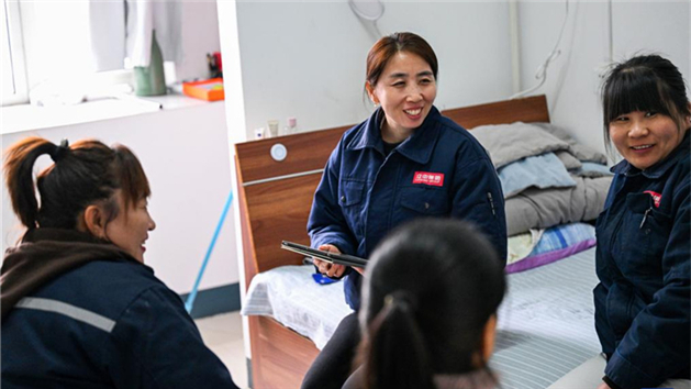 Deputada da Assembleia Popular Nacional transmite vozes da indústria a partir da base