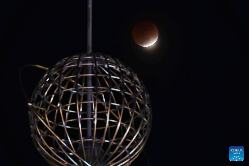 Eclipse lunar total é observado em várias regiões da China