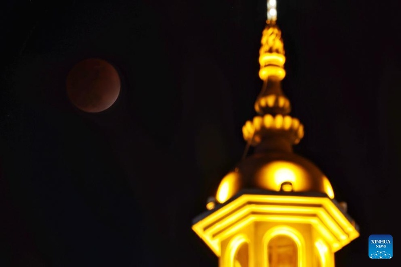 Eclipse lunar total é observado em várias regiões da China