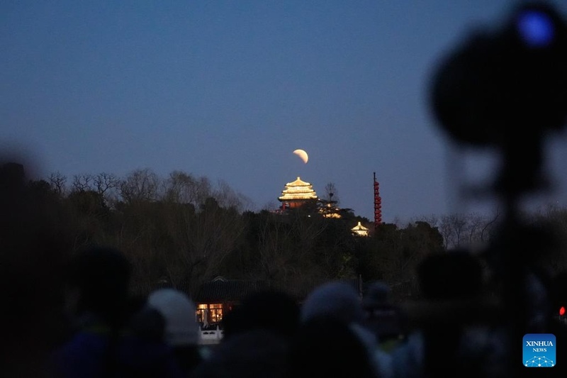 Eclipse lunar total é observado em várias regiões da China