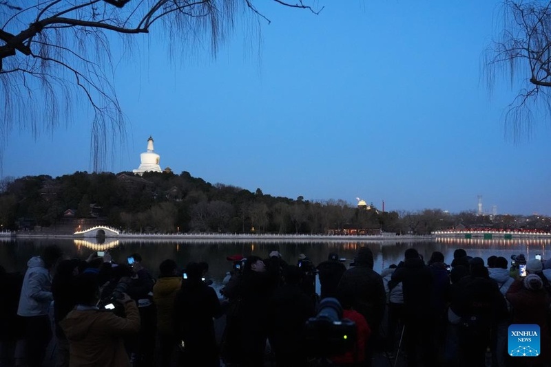 Eclipse lunar total é observado em várias regiões da China