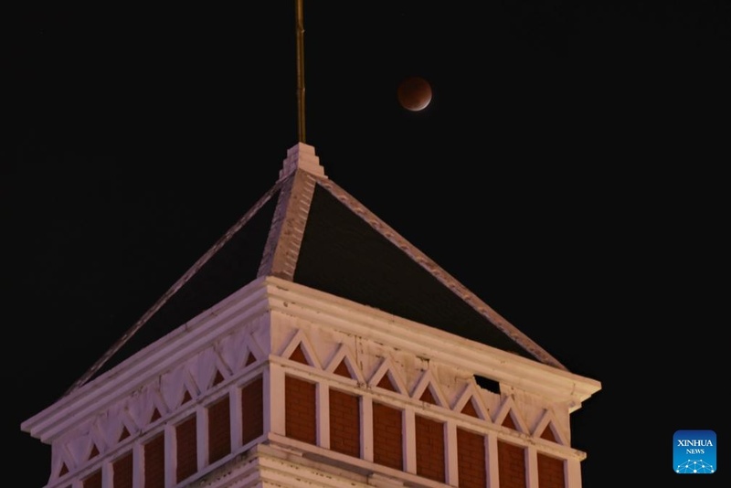 Eclipse lunar total é observado em várias regiões da China