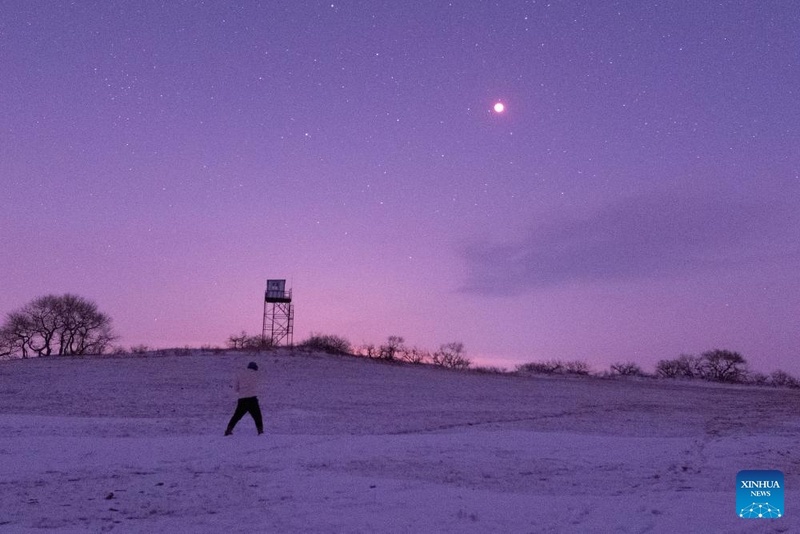 Eclipse lunar total é observado em várias regiões da China