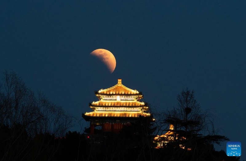 Eclipse lunar total é observado em várias regiões da China
