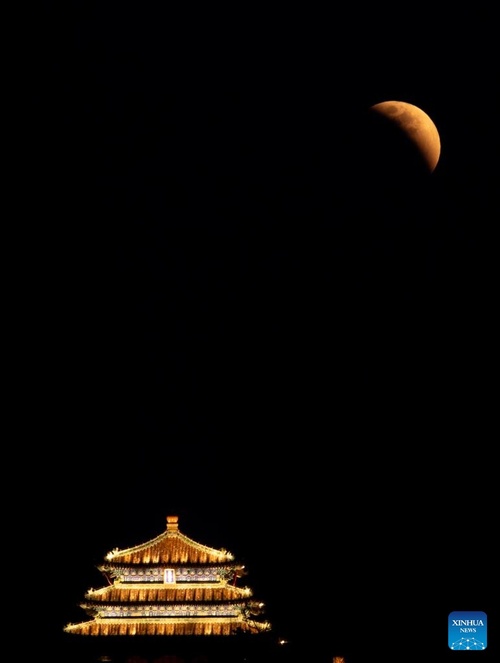 Eclipse lunar total é observado em várias regiões da China