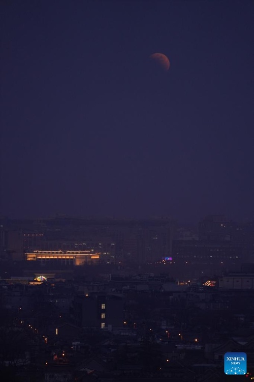 Eclipse lunar total é observado em várias regiões da China