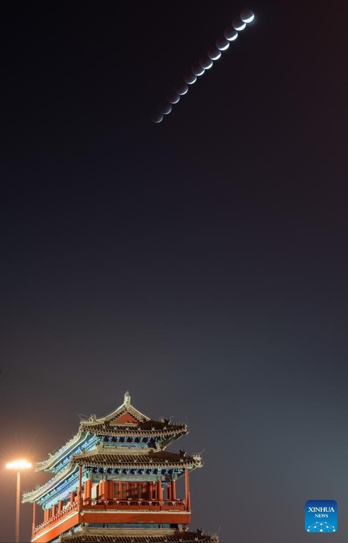 Eclipse lunar total é observado em várias regiões da China