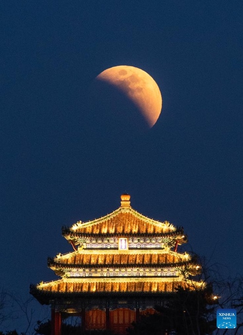 Eclipse lunar total é observado em várias regiões da China