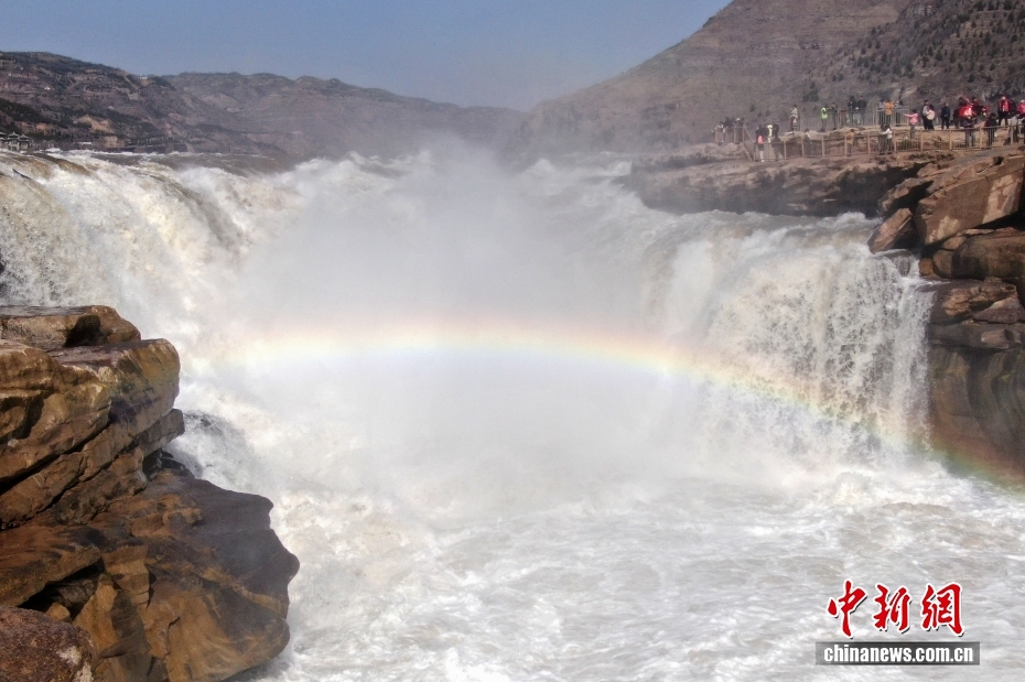 Degelo no Rio Amarelo reforça fluxo da cachoeira Hukou