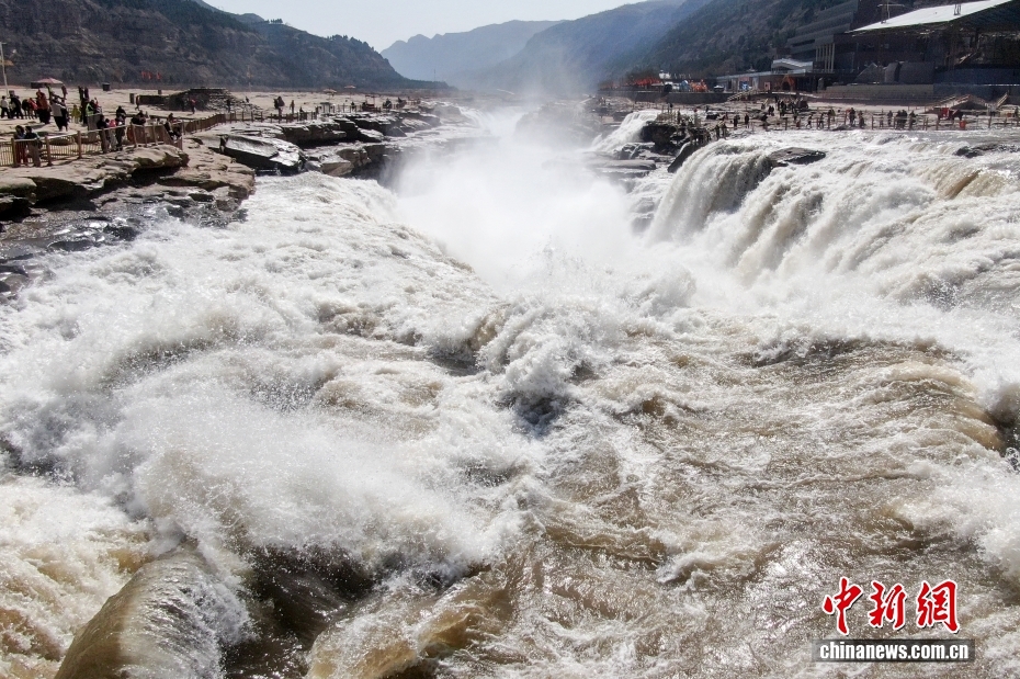 Degelo no Rio Amarelo reforça fluxo da cachoeira Hukou
