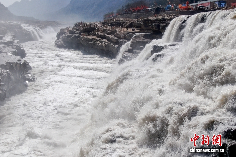 Degelo no Rio Amarelo reforça fluxo da cachoeira Hukou