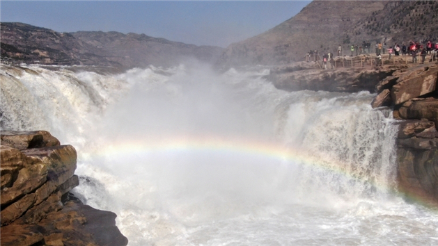 Degelo no Rio Amarelo reforça fluxo da cachoeira Hukou