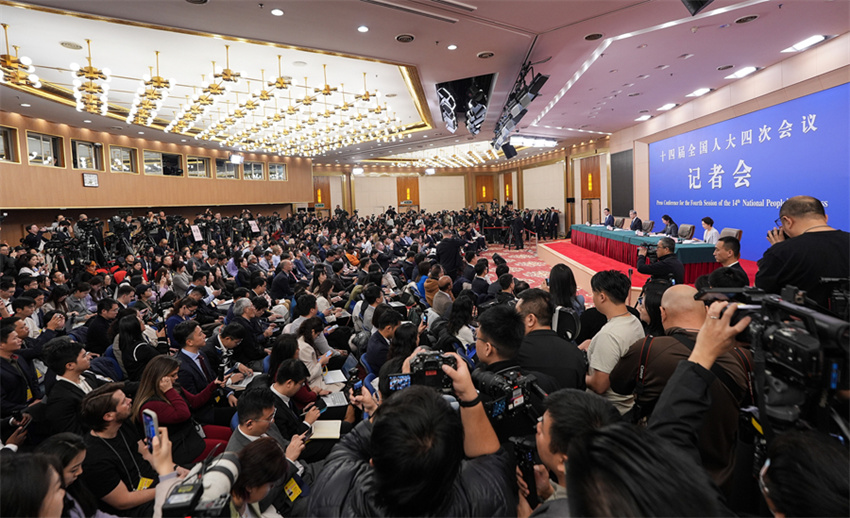 Chanceler chinês reúne-se com imprensa para discutir política externa e relações exteriores