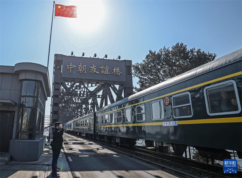 Trem internacional de passageiros da China para a RPDC chega a Pyongyang