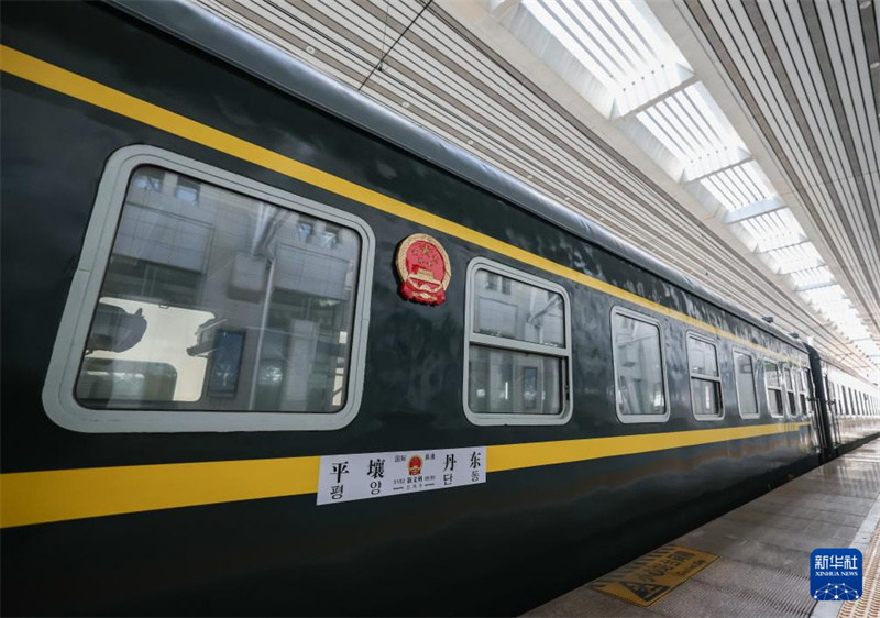 Trem internacional de passageiros da China para a RPDC chega a Pyongyang