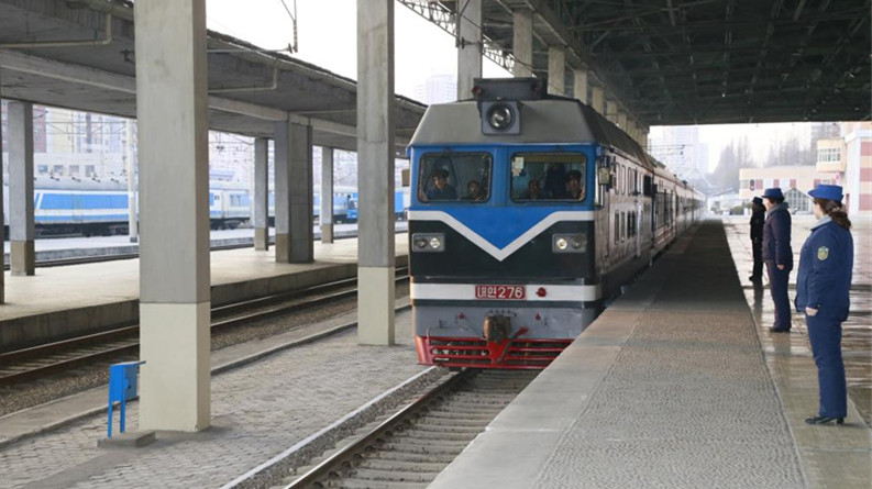 Trem internacional de passageiros da China para a RPDC chega a PyongyangUm trem internacional de passageiros, partindo da cidade de Dandong, província de Liaoning, nordeste da China, com destino à República Popular Democrática da Coreia (RPDC), chegou a Pyongyang na quinta-feira (12).