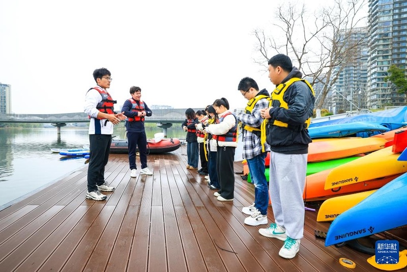 Ningbo inclui esportes aquáticos no cotidiano dos jovens com aulas públicas locais