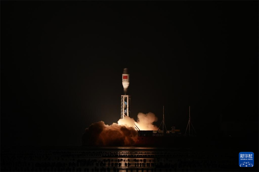 Foguete Smart Dragon-3 da China lança satélites do mar