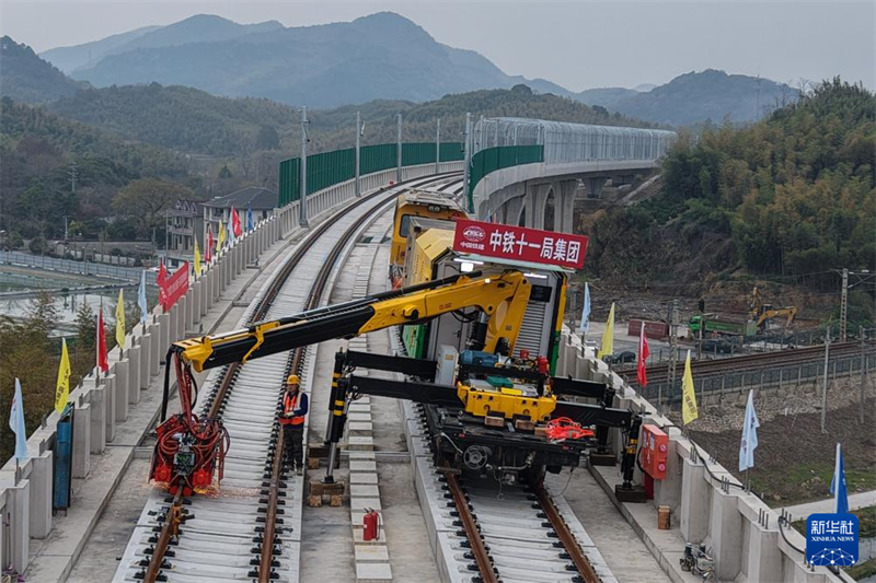 Dispositivo de soldagem inteligente estreia em canteiro de obras ferroviárias em Zhejiang, no leste da China