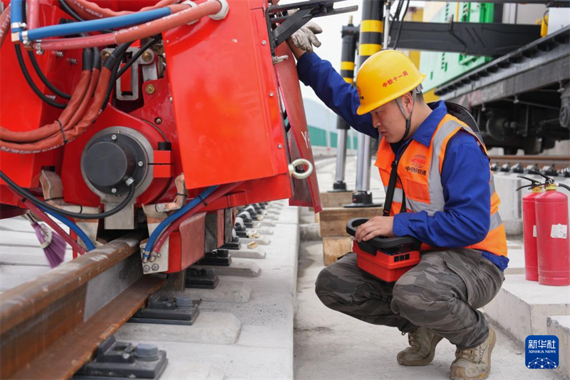 Dispositivo de soldagem inteligente estreia em canteiro de obras ferroviárias em Zhejiang, no leste da China