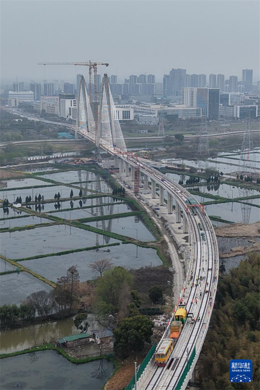 Dispositivo de soldagem inteligente estreia em canteiro de obras ferroviárias em Zhejiang, no leste da China