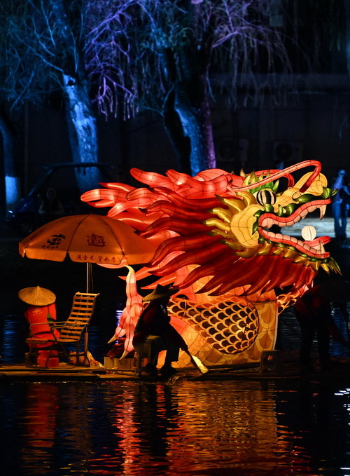 Espetáculo do “dragão dourado” ilumina noite de primavera em Beijing