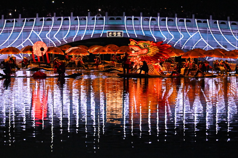 Espetáculo do “dragão dourado” ilumina noite de primavera em Beijing