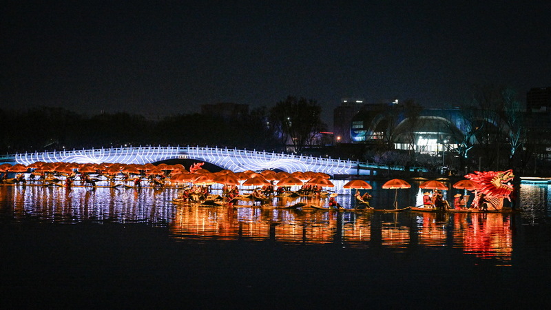 Espetáculo do “dragão dourado” ilumina noite de primavera em Beijing