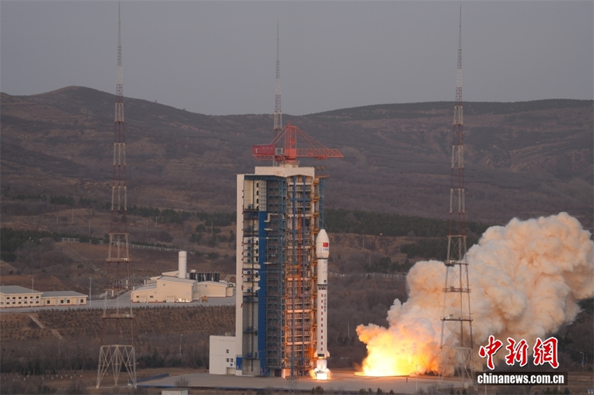 China lança dois novos satélites