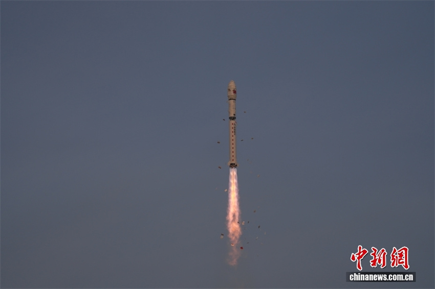 China lança dois novos satélites