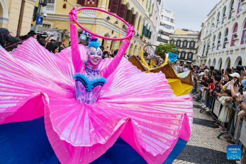 Pessoas participam do Desfile Internacional de Macau de 2026