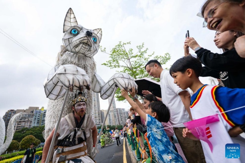 Pessoas participam do Desfile Internacional de Macau de 2026