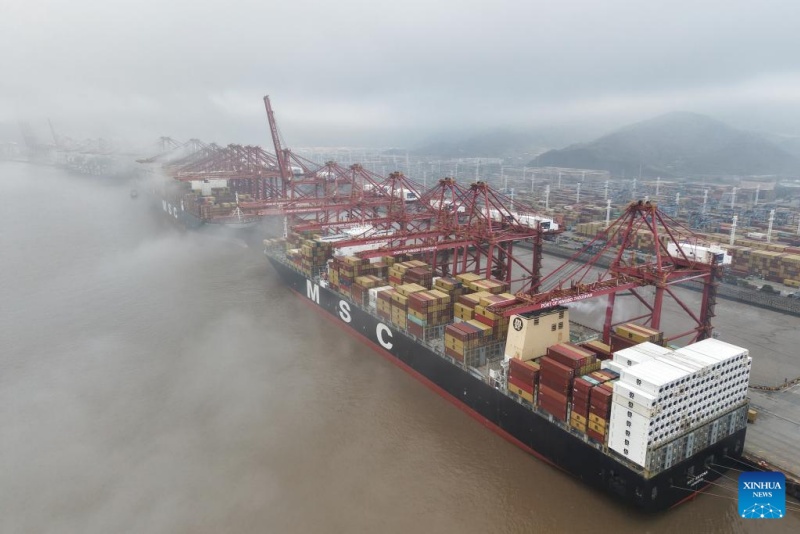 Porto de Ningbo-Zhoushan registra aumento na circulação de contêineres