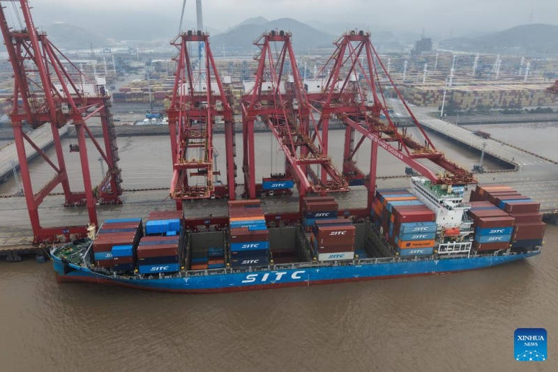 Porto de Ningbo-Zhoushan registra aumento na circulação de contêineres