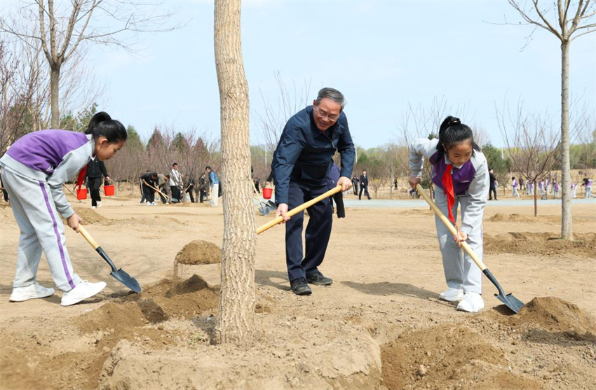 Xi Jinping incentiva mobilização de toda a sociedade em esforços de plantio de árvores