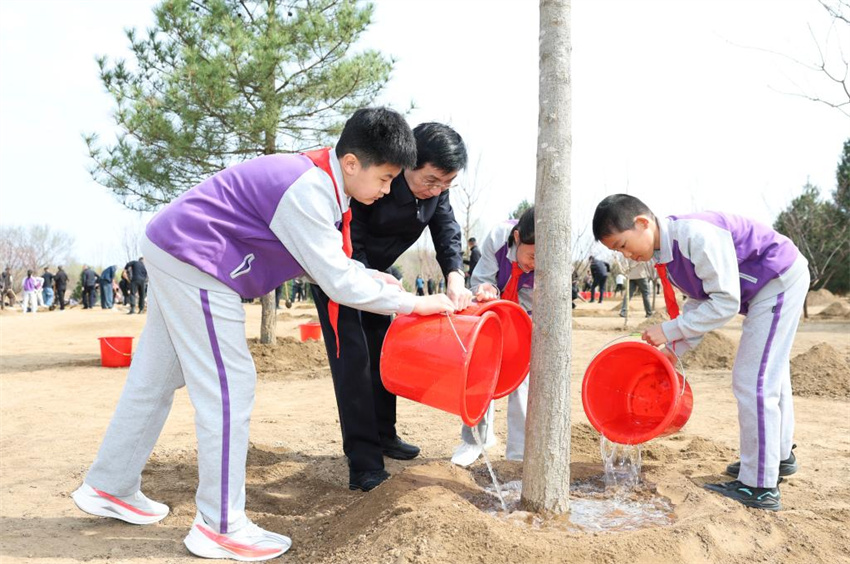 Xi Jinping incentiva mobilização de toda a sociedade em esforços de plantio de árvores