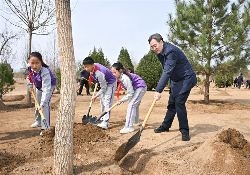 Xi Jinping incentiva mobilização de toda a sociedade em esforços de plantio de árvores