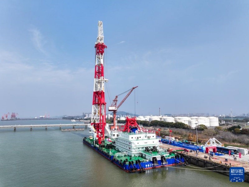 Navio bate-estacas de classe global é entregue em Nantong, leste da China