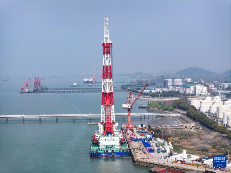 Navio bate-estacas de classe global é entregue em Nantong, leste da China