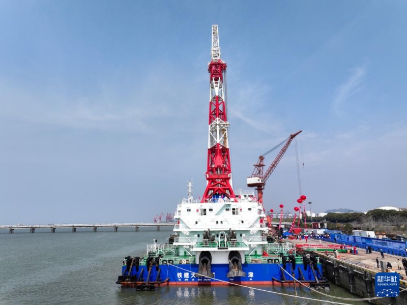 Navio bate-estacas de classe global é entregue em Nantong, leste da China