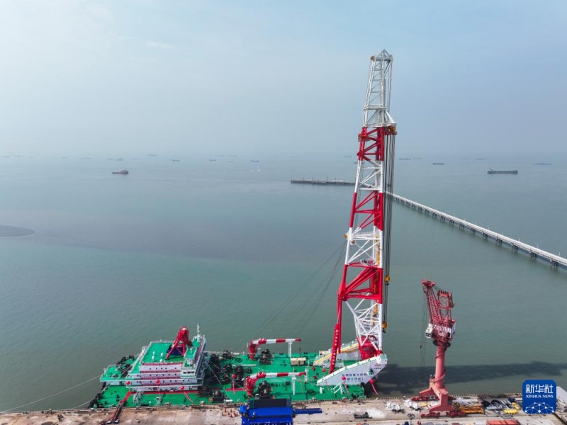 Navio bate-estacas de classe global é entregue em Nantong, leste da China