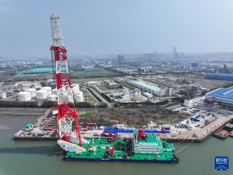 Navio bate-estacas de classe global é entregue em Nantong, leste da China