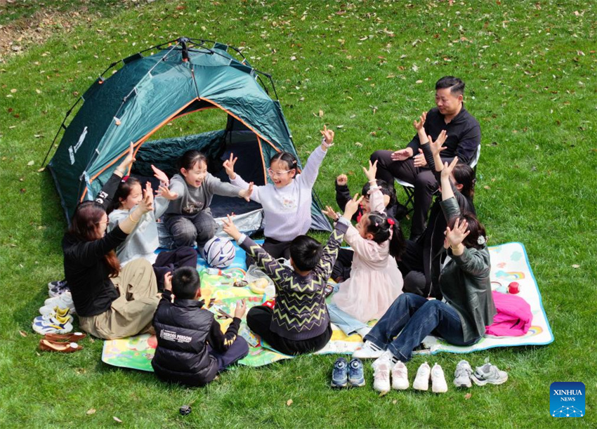 China: alunos do ensino primário e médio desfrutam de sua primeira pausa de primavera