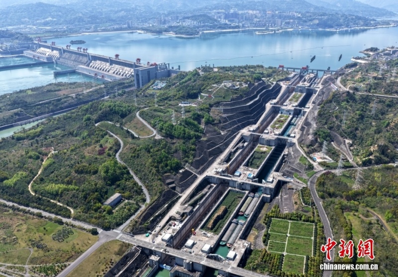 Fluxo de carga através da Barragem das Três Gargantas atingiu 2,3 bilhões de toneladas métricas até março